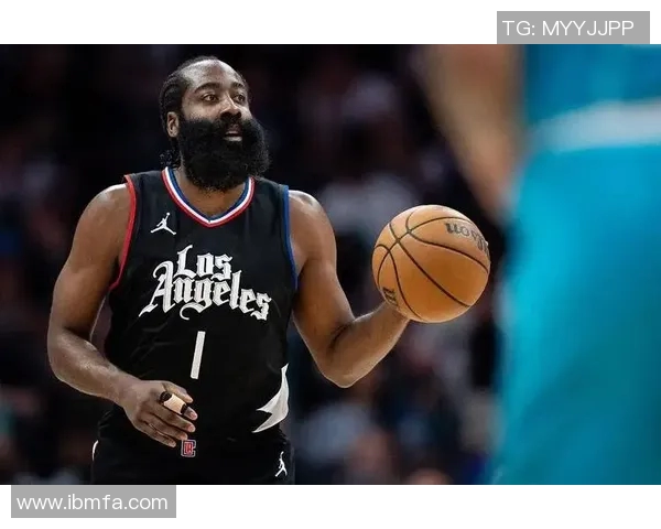 英雄联盟电竞：快船耻辱纪录引热议，库里哈登对比团队配合，巴特勒里程碑闪耀赛场